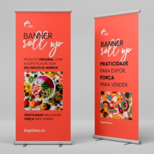 Duas ilustrações de banner roll up, com medidas de 0,80x2,00m, em formato mockup para uma apresentação mais realista. O primeiro, de frente, tem uma arte qeu aborda que características do produto. Já o segundo banner, de lado, apresenta as vantagens do Banner Roll Up de 0,80x2,00m. Ambos possuem fundo rosa.