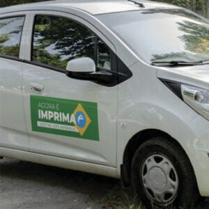 Foto de um carro, com adesivo impresso com as informações sobre a campanha eleitoral | Imprima.vc