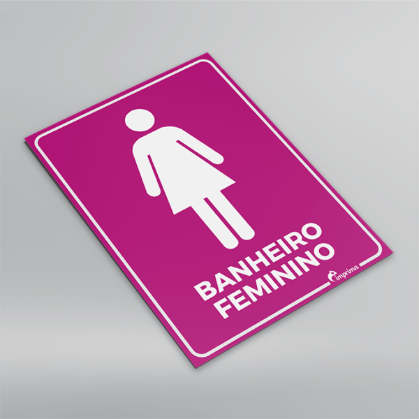 Placa de Banheiro rosa, com boneca, indicando e escrito "banheiro feminino" vendida na Imprima.vc