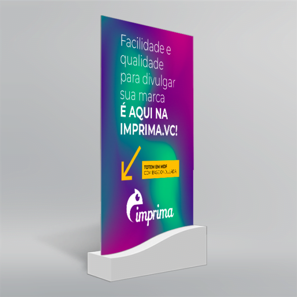 Imagem de um totem em MDF, com comunicação 100% personalizável e base ondulada. Material produzido e vendido pela Imprima.vc