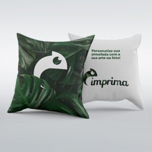 Duas almofadas personalizadas, alinhadas, sendo que a da frente possui um fundo de folhas verdes e o logo da Imprima.vc enquanto a de tras tem fundo branco, texto promocional e o logo da Imprima.vc