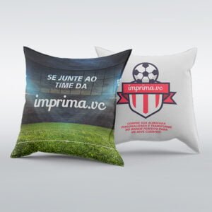 Duas almofadas personalizadas, alinhadas, sendo que a da frente possui a escrita "se junte ao time da imprima.vc" e a de trás "Compre sua almofada personalizada e transforme no brinde perfeito para os seus clientes!".