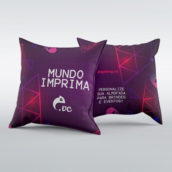 Duas almofadas personalizadas, alinhadas, sendo que a da frente possui a escrita "mundo imprima" e o logo da Imprima.vc e a de trás "Personalize sua almofada para brindes e eventos".
