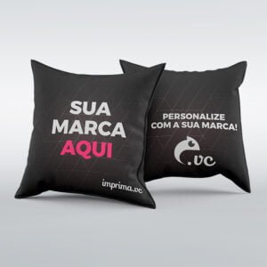 Duas almofadas personalizadas, alinhadas, sendo que a da frente possui a escrita "Sua marca aqui" e o logo da Imprima.vc e a de trás "Personalize com a sua marca".