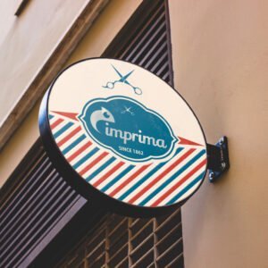 Foto de um luminoso redondo, na fachada de um prédio comercial, com uma arte da Imprima.vc para ilustrar as possibilidades da peça.