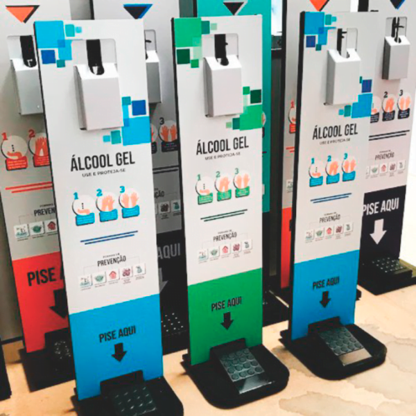 Foto de totens para álcool em gel produzidos pela Imprima.vc