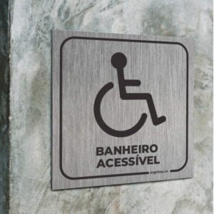 Modelo de placa banheiro acessivel, exclusivo ou para deficiente, para porta de banheiro unissex, em formato quadrado, em aço escovado, vendido pela Imprima.vc