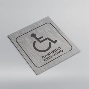 Imagem que mostra uma placa de banheiro exclusivo para uso de pessoas com necessidades especiais, fabricada pela Imprima.vc