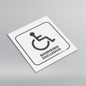 Imagem que mostra uma placa de banheiro exclusivo para uso de pessoas com necessidades especiais, fabricada pela Imprima.vc