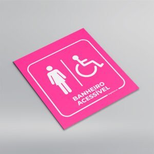 Imagem que ilustra um modelo de placa de sinalização interna para banheiro feminino acessível, fabricada em PS pela Imprima.vc, de fundo azul, aplicada em parede.