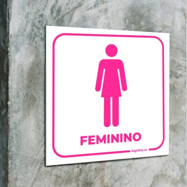 Modelo de placa de sinalização para porta de banheiro feminino, em formato quadrado, com texto rosa, vendido pela Imprima.vc