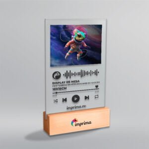Imagem que ilustra o modelo de display de mesa, com base em madeira natural personalizada e testeira em acrílico, também personalizada e impressa em tecnologia UV de alta resolução, produzido pela Imprima.vc