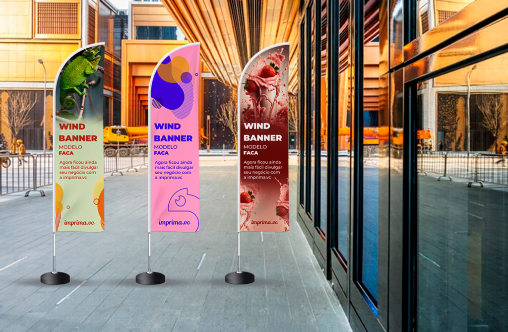 Imagem que apresenta três wind banners, personalizados com artes da Imprima.vc, ilustrando uma das possibilidades de uso do produto no ponto de venda