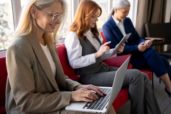 mulheres empreendedoras se ajudam mutuamente