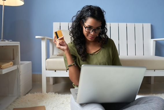 mulheres lideram nas redes sociais e compras online sendo a maioria