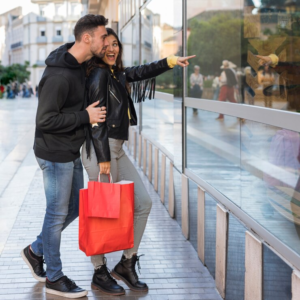 Casal se interessa por itens de vitrine
